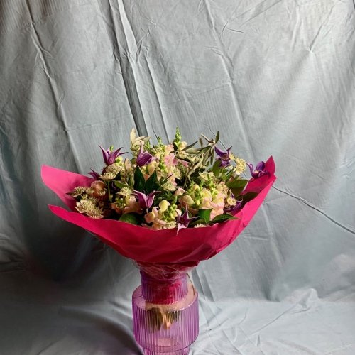kleurijk boeket met roos en paars