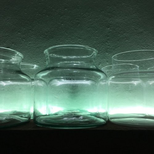 Des vases en verre