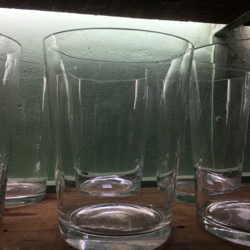 Des vases en verre