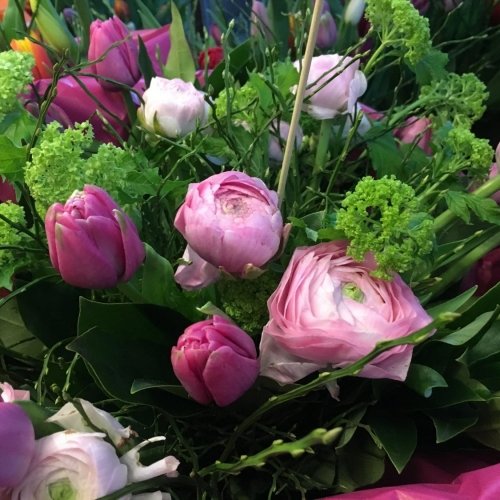 Bouquet rose avec tulipes à fleurs de pivoines et renoncules