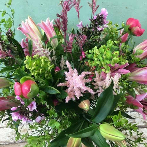 Roos-groen boeket met pioenen en lelies