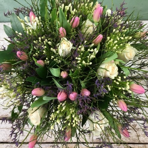 Roze tulpenboeket met agapantus