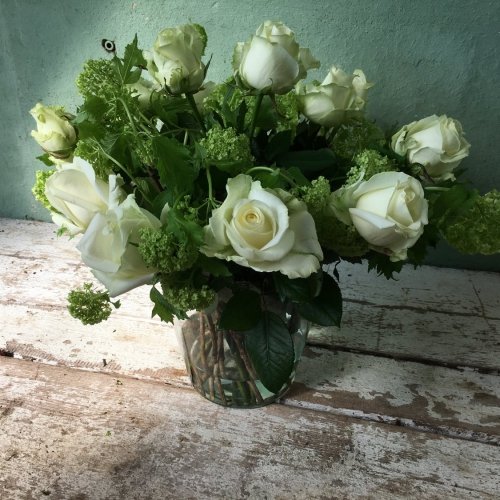 Wit boeket met voorjaarsbloemen